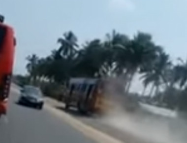 Βίντεο: Τρελή κόντρα ... λεωφορείων σε δρόμο της Ινδίας